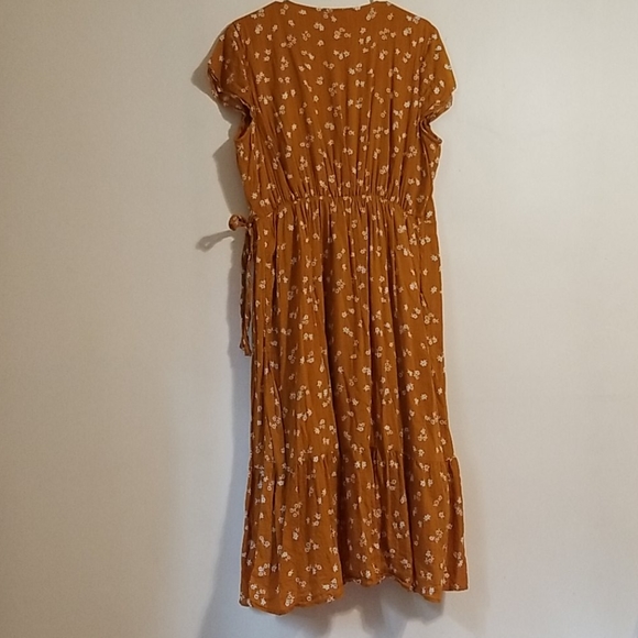 SALE Floral Old Navy wrap dress - Picture 2 of 4